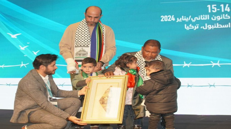 فيديو| حفيد مانديلا يبكي محتضنا 3 أطفال نجوا من قصف في غزة واستشهد والديهم